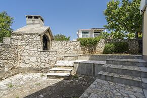 Apt. With Terrace & Garden, 2 min to the Beach