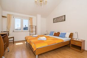 Apt. With Terrace & Garden, 2 min to the Beach