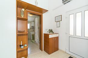 Apt. With Terrace & Garden, 2 min to the Beach