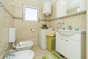 Apt. With Terrace & Garden, 2 min to the Beach