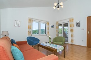 Apt. With Terrace & Garden, 2 min to the Beach
