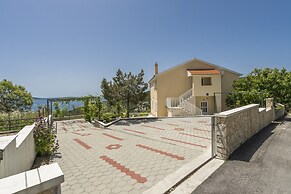 Apt. With Terrace & Garden, 2 min to the Beach