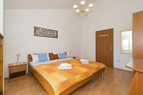 Apt. With Terrace & Garden, 2 min to the Beach