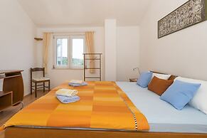 Apt. With Terrace & Garden, 2 min to the Beach