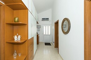 Apt. With Terrace & Garden, 2 min to the Beach