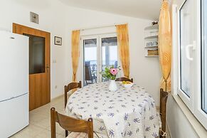 Apt. With Terrace & Garden, 2 min to the Beach