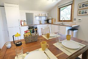 Merlins Cabin - 2 Bed - Blaen Cedi Farm