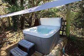 Merlins Cabin - 2 Bed - Blaen Cedi Farm