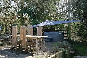 Merlins Cabin - 2 Bed - Blaen Cedi Farm