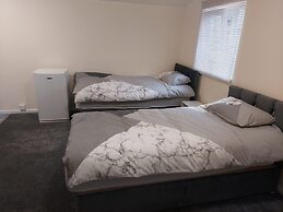 2-beds Studio Located in Parkgate Rotherham