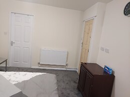 2-beds Studio Located in Parkgate Rotherham