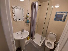 2-beds Studio Located in Parkgate Rotherham