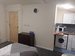 2-beds Studio Located in Parkgate Rotherham