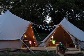 Wood Cabin & 4 Large Bell Tents - Hapus Hideaway