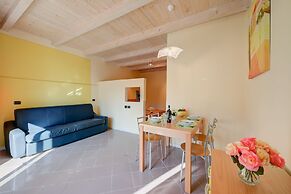 Yellow Apartment Desenzano With Smart TV
