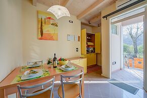 Yellow Apartment Desenzano With Smart TV