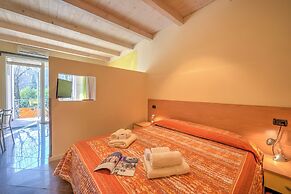 Yellow Apartment Desenzano With Smart TV