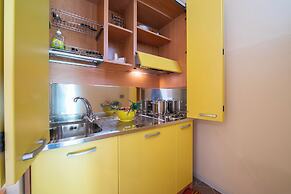 Yellow Apartment Desenzano With Smart TV