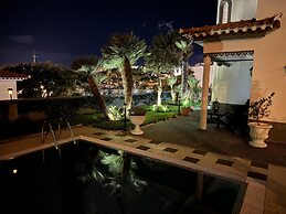 Funchal Apt- Sleeps 2 - Pool & Parking - Madeira