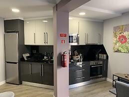 Funchal Apt- Sleeps 2 - Pool & Parking - Madeira