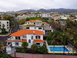 Funchal Apt- Sleeps 2 - Pool & Parking - Madeira