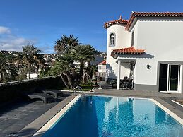 Funchal Apt- Sleeps 2 - Pool & Parking - Madeira