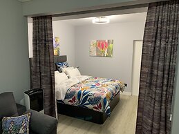 Funchal Apt- Sleeps 2 - Pool & Parking - Madeira