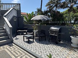 Funchal Apt- Sleeps 2 - Pool & Parking - Madeira