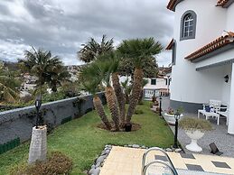 Funchal Apt- Sleeps 2 - Pool & Parking - Madeira