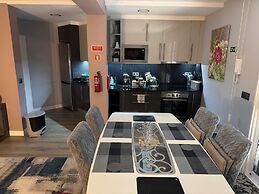 Funchal Apt- Sleeps 2 - Pool & Parking - Madeira