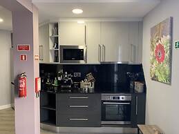 Funchal Apt- Sleeps 2 - Pool & Parking - Madeira