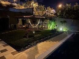 Funchal Apt- Sleeps 2 - Pool & Parking - Madeira