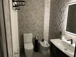 Funchal Apt- Sleeps 2 - Pool & Parking - Madeira