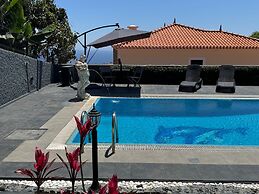 Funchal Apt- Sleeps 2 - Pool & Parking - Madeira