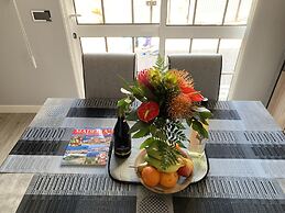 Funchal Apt- Sleeps 2 - Pool & Parking - Madeira