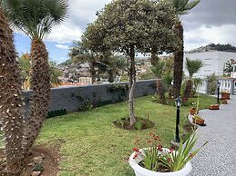 Funchal Apt- Sleeps 2 - Pool & Parking - Madeira