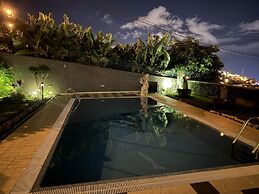 Funchal Apt- Sleeps 2 - Pool & Parking - Madeira