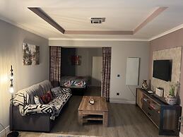Funchal Apt- Sleeps 2 - Pool & Parking - Madeira