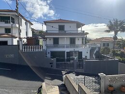 Funchal Apt- Sleeps 2 - Pool & Parking - Madeira
