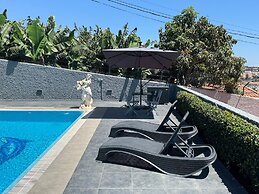 Funchal Apt- Sleeps 2 - Pool & Parking - Madeira