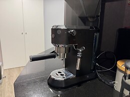 Funchal Apt- Sleeps 2 - Pool & Parking - Madeira