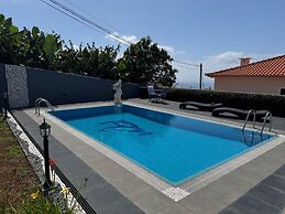 Funchal Apt- Sleeps 2 - Pool & Parking - Madeira