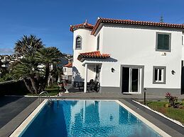 Funchal Apt- Sleeps 2 - Pool & Parking - Madeira