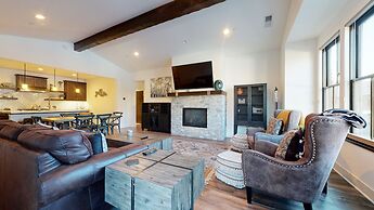 Snowcreek VII 1403 Deluxe Townhouse, Stunning Mountain Views, 2 Car Ga