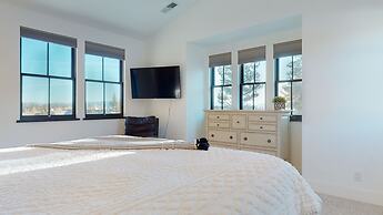 Snowcreek VII 1403 Deluxe Townhouse, Stunning Mountain Views, 2 Car Ga