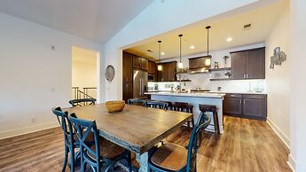 Snowcreek VII 1403 Deluxe Townhouse, Stunning Mountain Views, 2 Car Ga