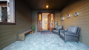 Snowcreek VII 1403 Deluxe Townhouse, Stunning Mountain Views, 2 Car Ga