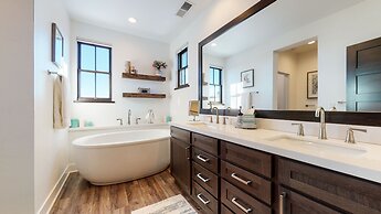 Snowcreek VII 1403 Deluxe Townhouse, Stunning Mountain Views, 2 Car Ga