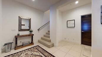 Snowcreek VII 1403 Deluxe Townhouse, Stunning Mountain Views, 2 Car Ga