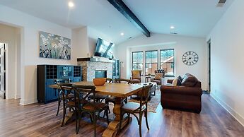 Snowcreek VII 1403 Deluxe Townhouse, Stunning Mountain Views, 2 Car Ga